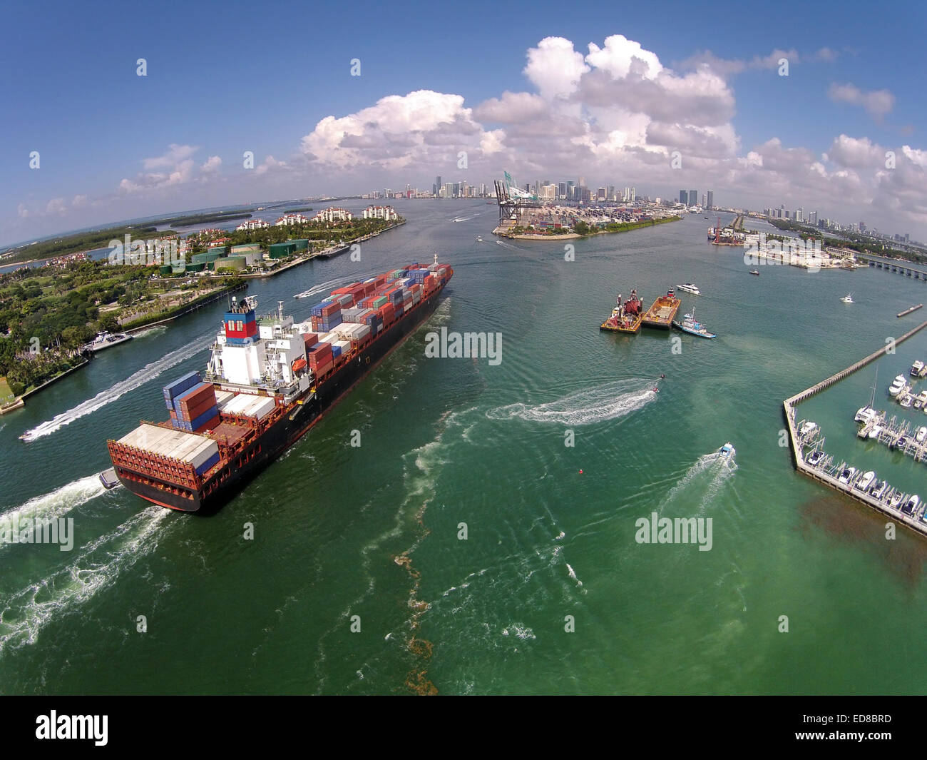 Heavy cargo navire entre dans le port de Miami vue aérienne Banque D'Images