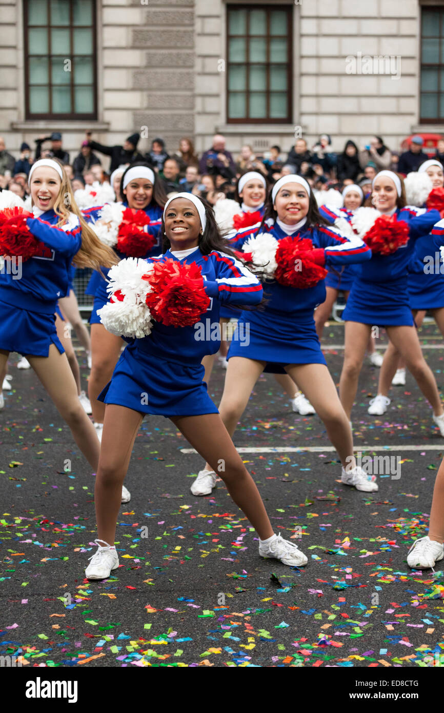 Cheerleaders de l'Association Universelle Cheerleader effectuer une routine sur Whitehall à Londres le défilé du Nouvel An 2015 Banque D'Images