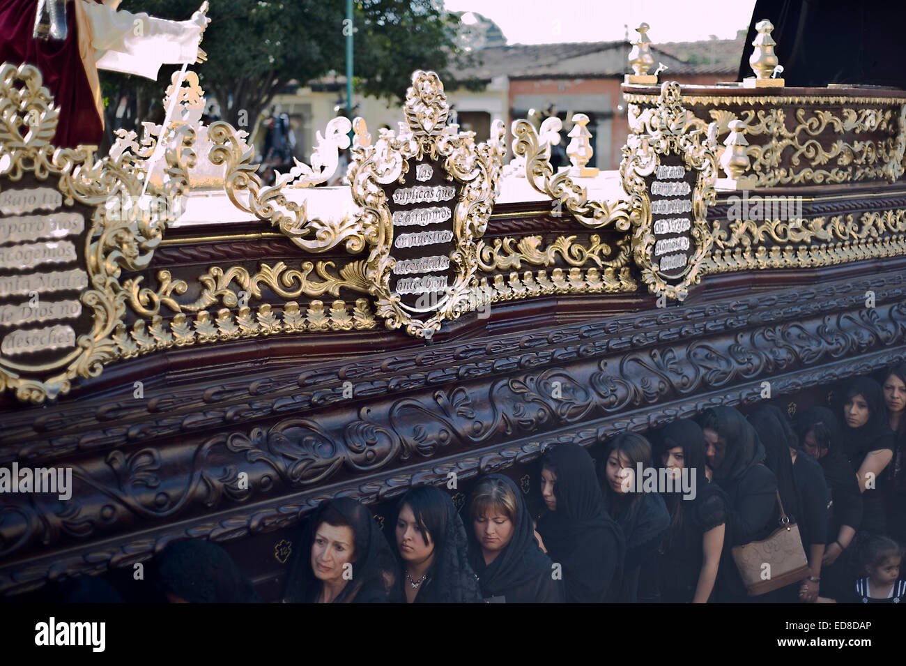 Procession pendant la Semana Santa (Semaine Sainte) à Antigua, Guatemala. Banque D'Images