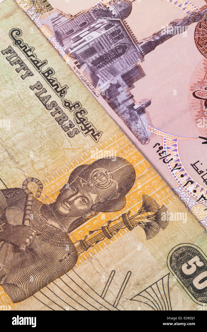 Les différents billets égyptiens sur la table Banque D'Images