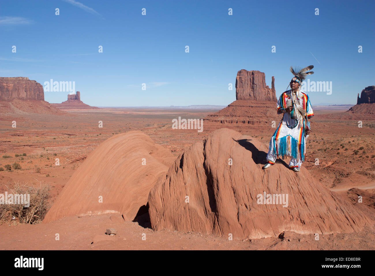 Homme Navajo en vêtements traditionnels, Monument Valley Navajo Tribal Park, Utah, USA Banque D'Images