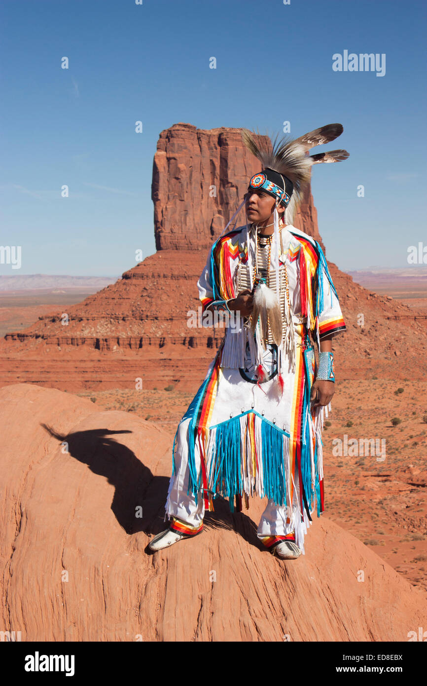 Homme Navajo en vêtements traditionnels, Monument Valley Navajo Tribal Park, Utah, USA Banque D'Images