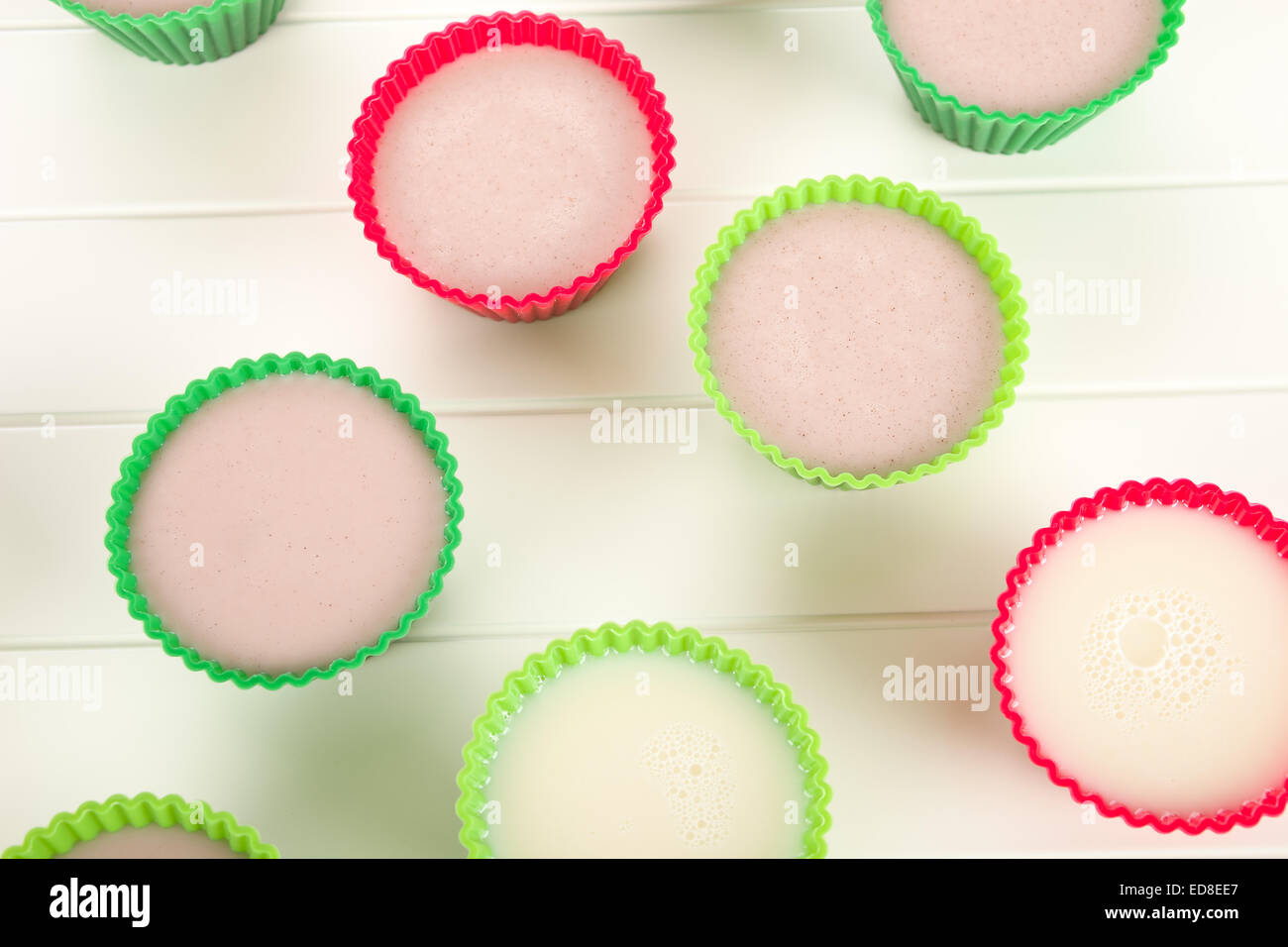 Dessert pudding marron dans un muffin tasse rouge ou vert. Banque D'Images