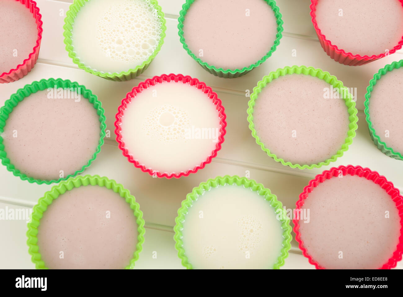 Dessert pudding marron dans un muffin tasse rouge ou vert. Banque D'Images
