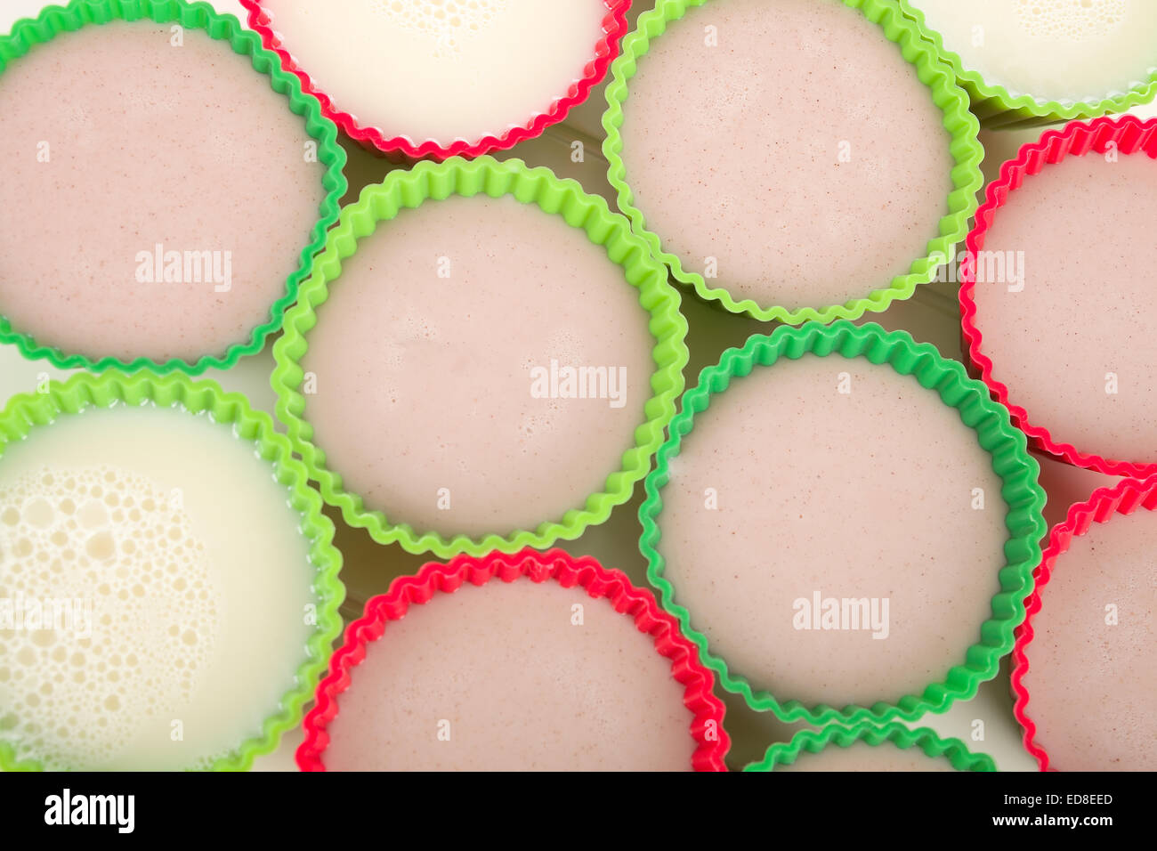 Dessert pudding marron dans un muffin tasse rouge ou vert. Banque D'Images