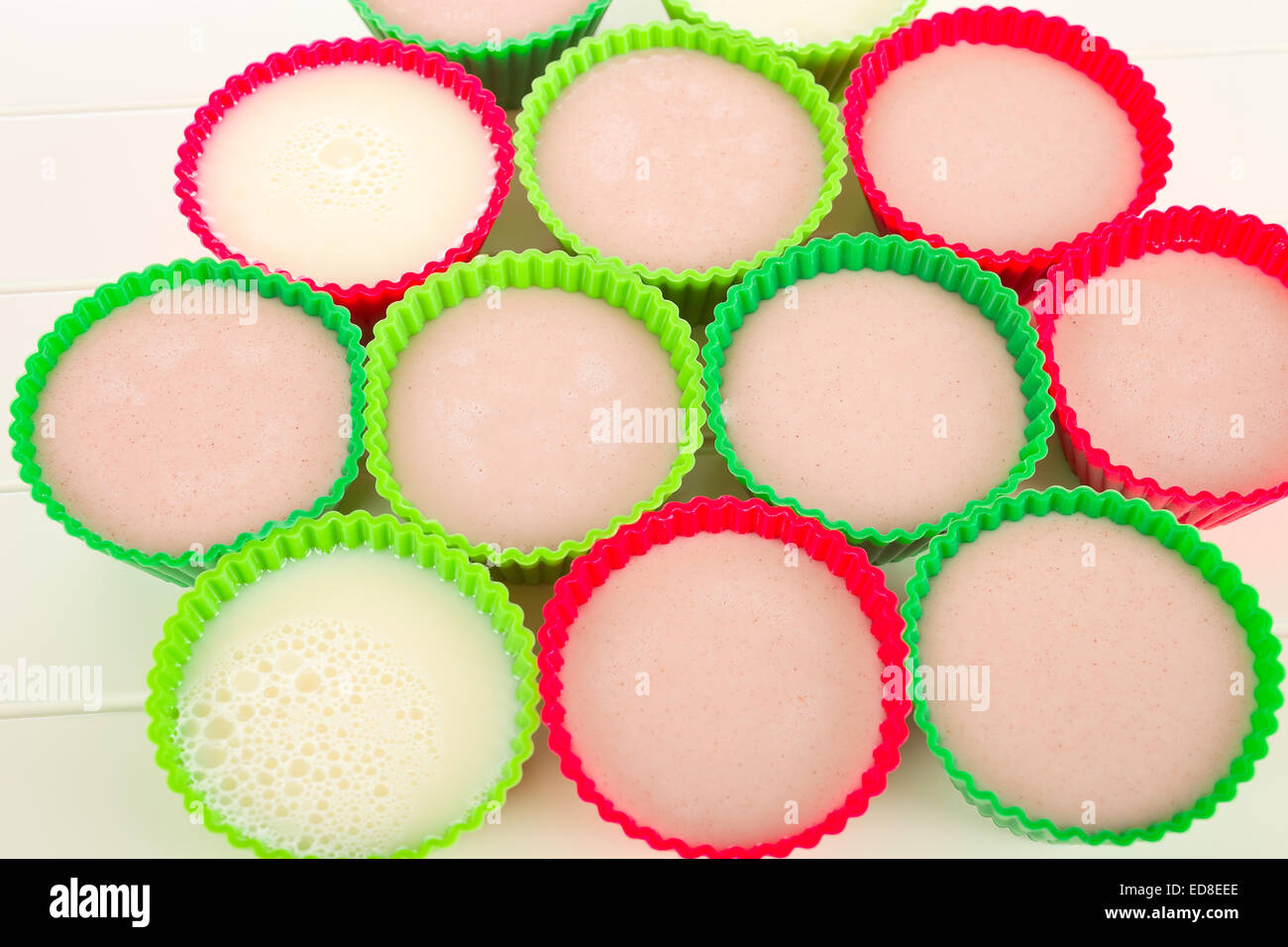 Dessert pudding marron dans un muffin tasse rouge ou vert. Banque D'Images
