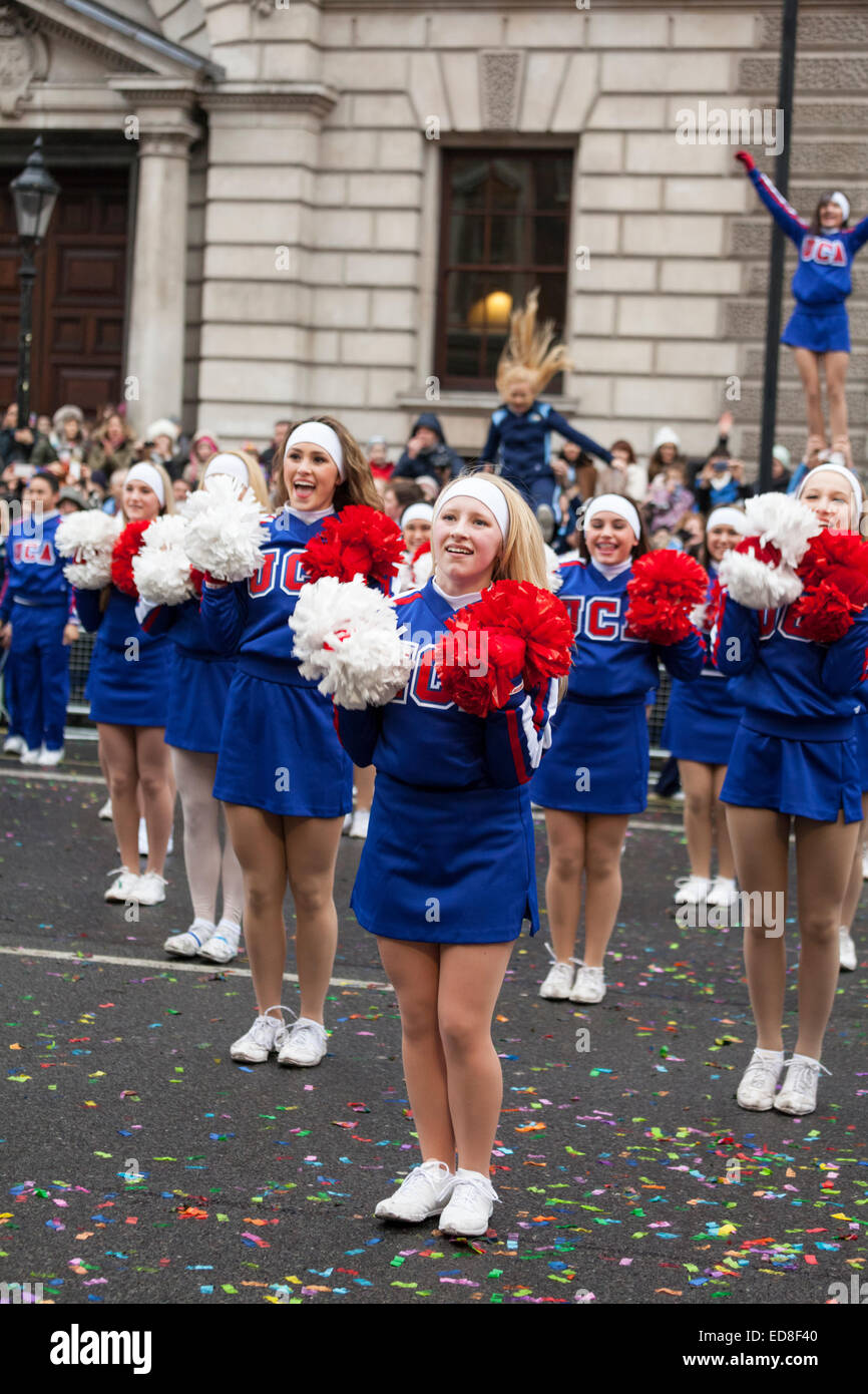 Cheerleaders de l'Association Universelle Cheerleader effectuer une routine sur Whitehall à Londres le défilé du Nouvel An 2015 Banque D'Images