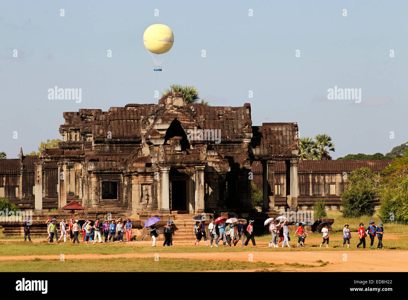 Un groupe de touristes au temple d'Angkor Wat au Cambodge avec la montgolfière qui monte pour permettre aux touristes de négliger le te Banque D'Images