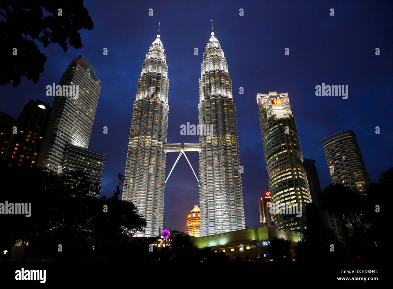 Les Tours Petronas à Kuala Lumpur, Malaisie, la nuit Banque D'Images