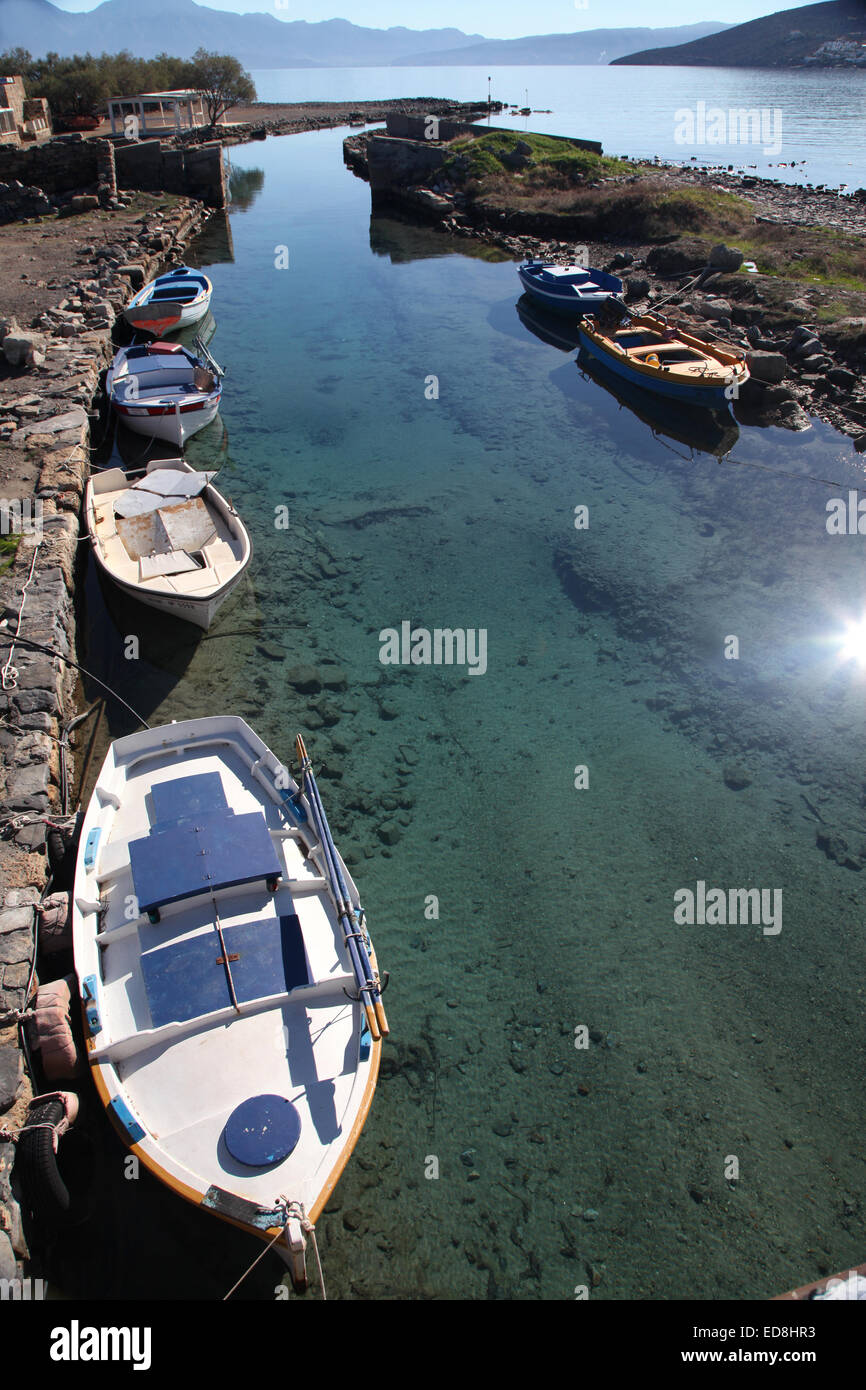 Greek bateaux amarrés sur le canal, pont-jetée Elounda, Crète Banque D'Images