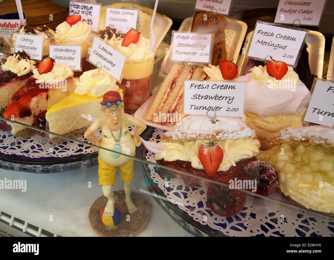 Gâteaux à la crème dans la vitrine de la boutique 'Pauline' à Newquay, Cornouailles, Angleterre du Sud-Ouest Banque D'Images