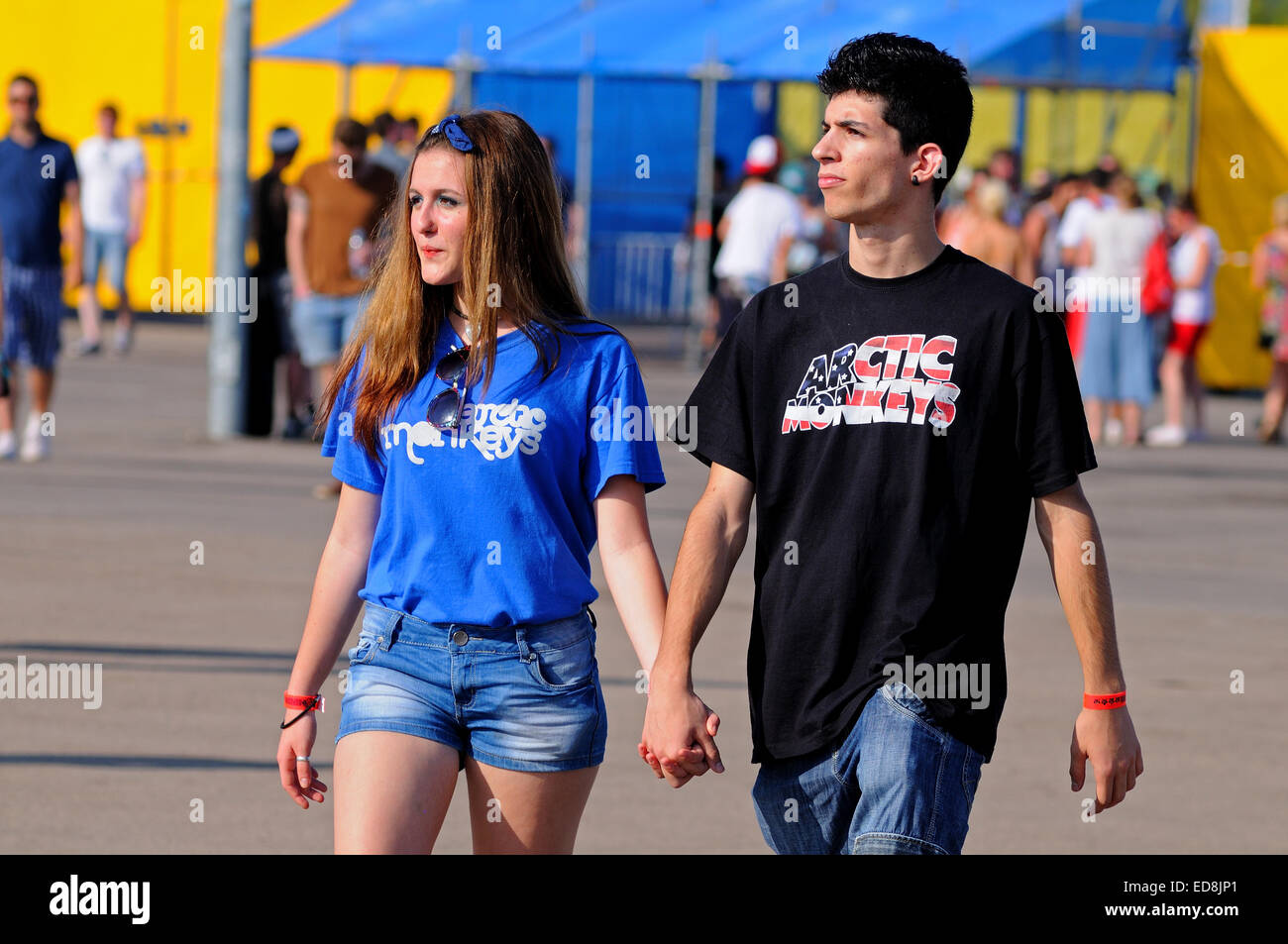 BENICASIM, ESPAGNE - 19 juillet : un jeune couple, à la fois avec un Arctic Monkeys, chemise à FIB (Festival Internacional de Benicassim Banque D'Images BENICASIM, ESPAGNE - 19 juillet : un jeune couple, à la fois avec un Arctic Monkeys, chemise à FIB (Festival Internacional de Benicassim Banque D'Images