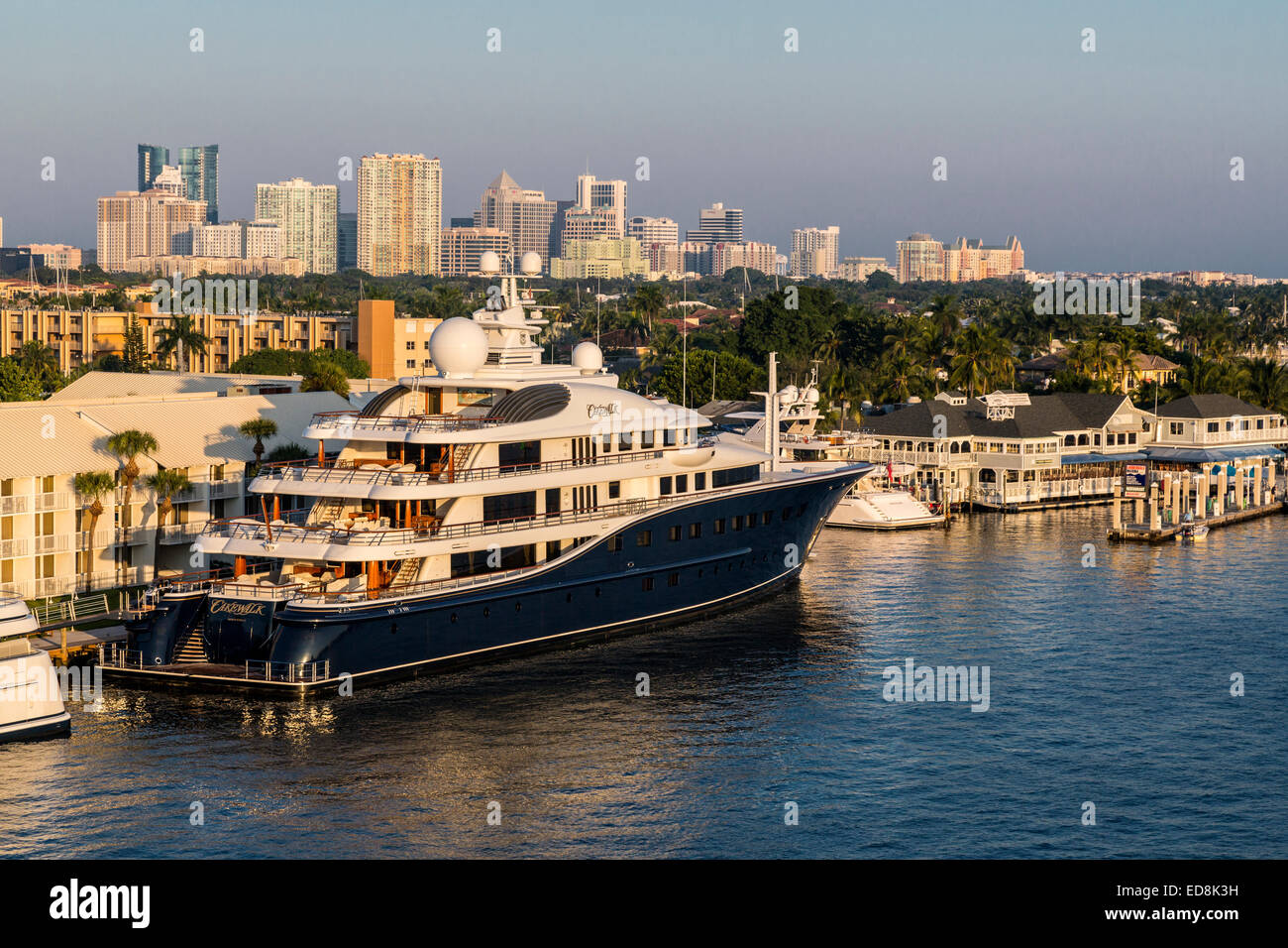 Ft. Lauderdale, en Floride. Skyline à partir de 17e. Street Bridge au lever du soleil. Banque D'Images
