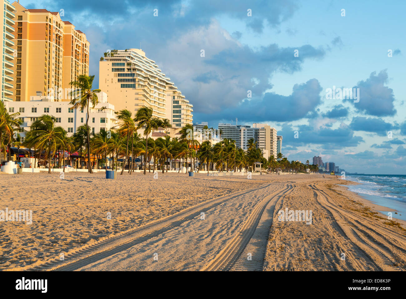 Ft. Lauderdale, en Floride. Lever du soleil le long de la plage. Les pistes sont de tôt le matin à la plage. Banque D'Images