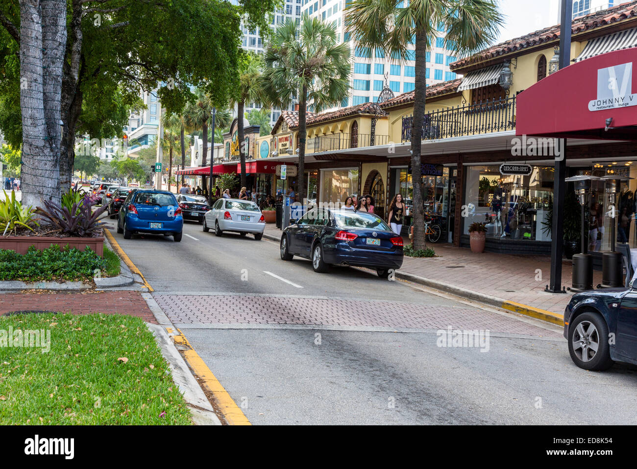 Ft. Lauderdale, en Floride. Boutiques sur Las Olas Boulevard. Scène de rue, les voitures, les magasins, les gens. Banque D'Images