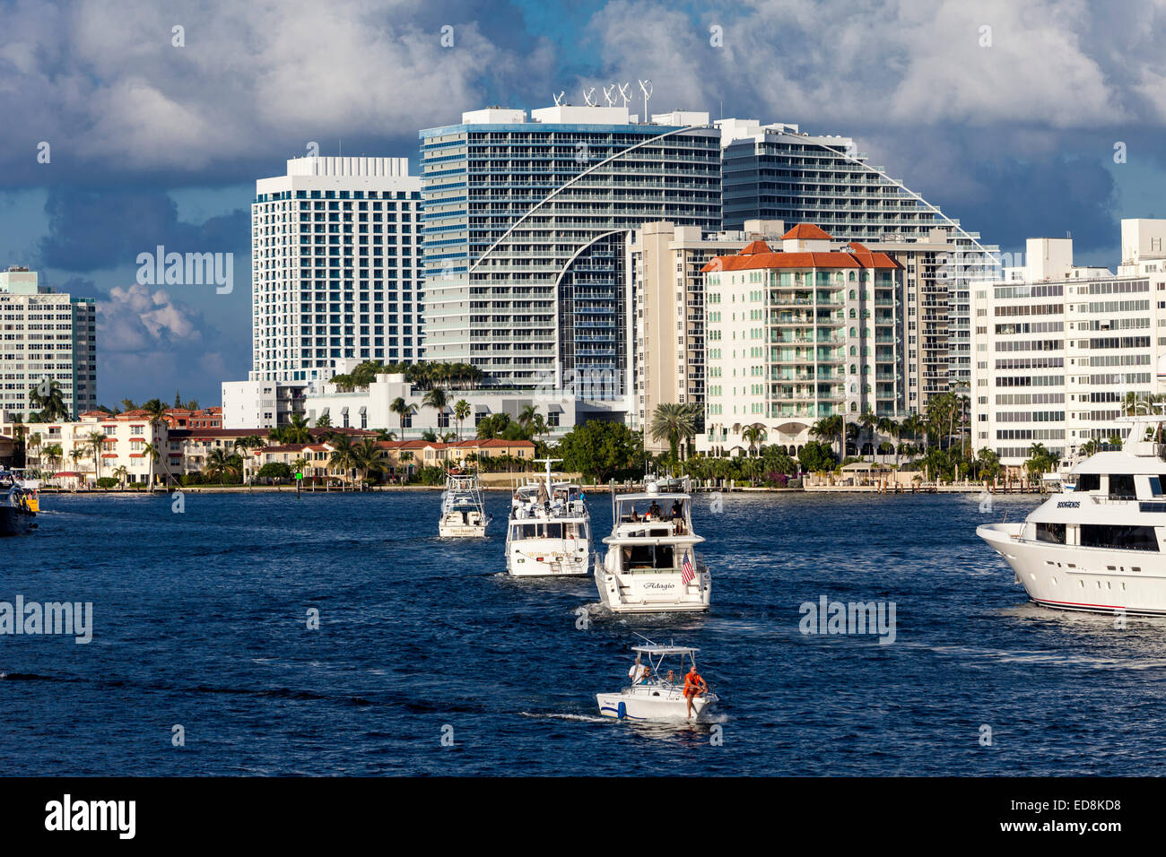 Ft. Lauderdale, en Floride. Dimanche après-midi, les bateaux de plaisance sur l'Intracoastal Waterway. Hôtel W dans le centre. Banque D'Images