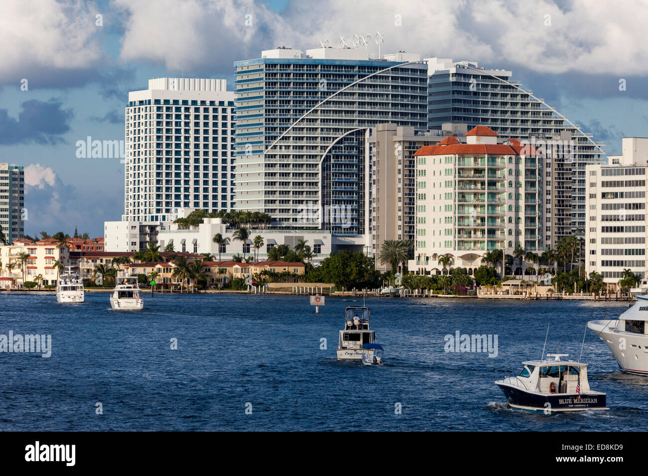 Ft. Lauderdale, en Floride. Dimanche après-midi, les bateaux de plaisance sur l'Intracoastal Waterway. Hôtel W dans le centre. Banque D'Images