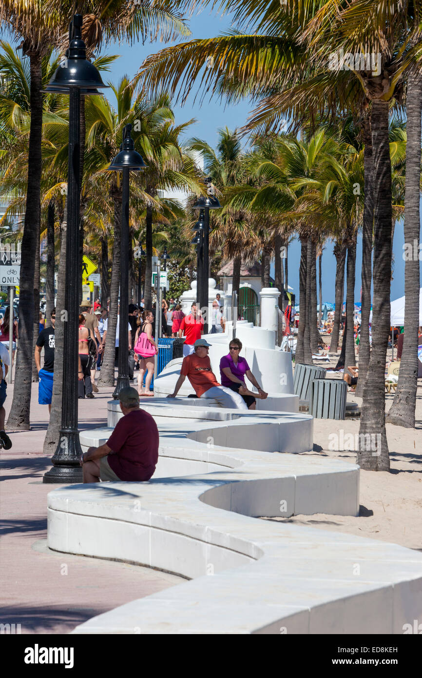 Ft. Lauderdale, en Floride. Vague blanc sculpté entre le trottoir et la plage le long du Boulevard de l'Atlantique. Banque D'Images