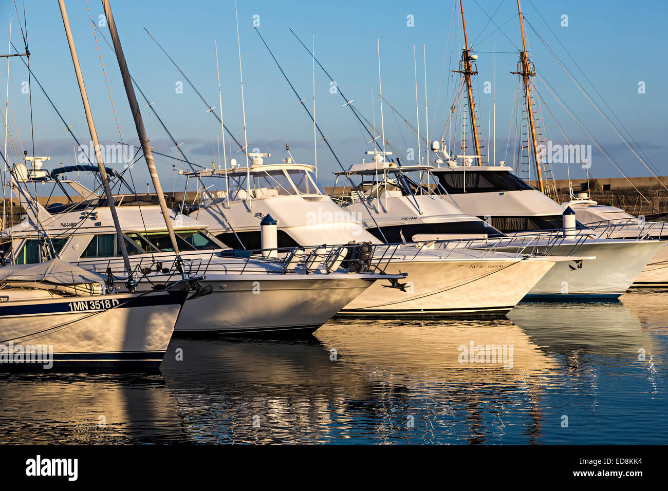 Yachts amarrés dans le port, Puerto Calero, Lanzarote, îles Canaries, Espagne Banque D'Images
