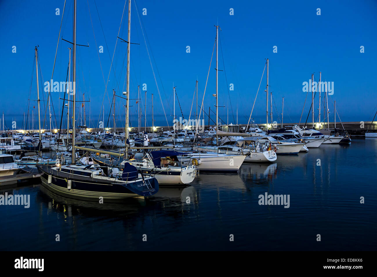 Yachts amarrés dans le port au crépuscule, Puerto Calero, Lanzarote, îles Canaries, Espagne Banque D'Images