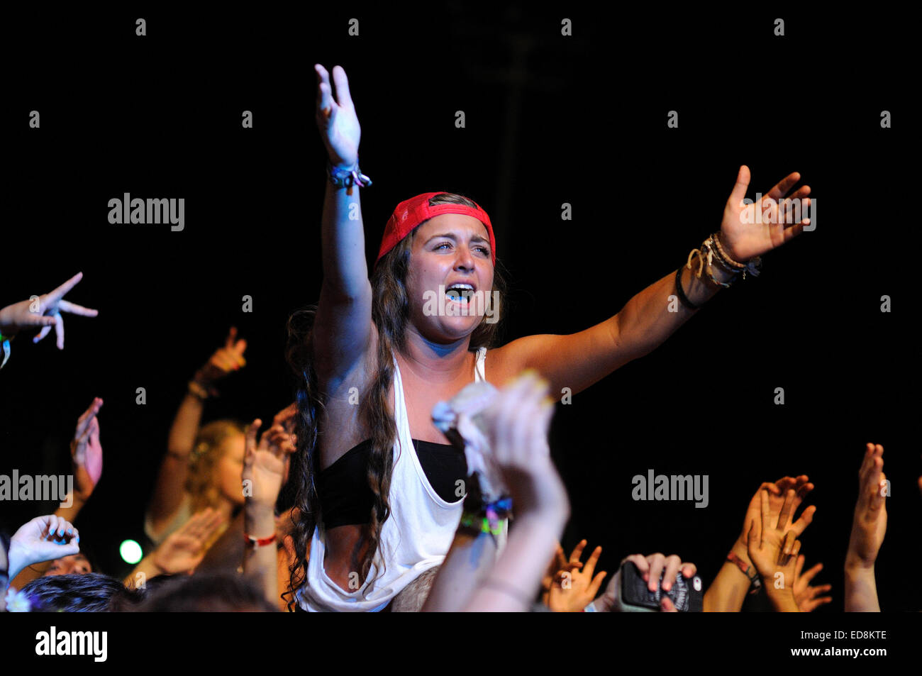 BENICASIM, ESPAGNE - 19 juillet : Une jeune fille se tient sur la foule à FIB (Festival Internacional de Benicassim Festival 2013). Banque D'Images