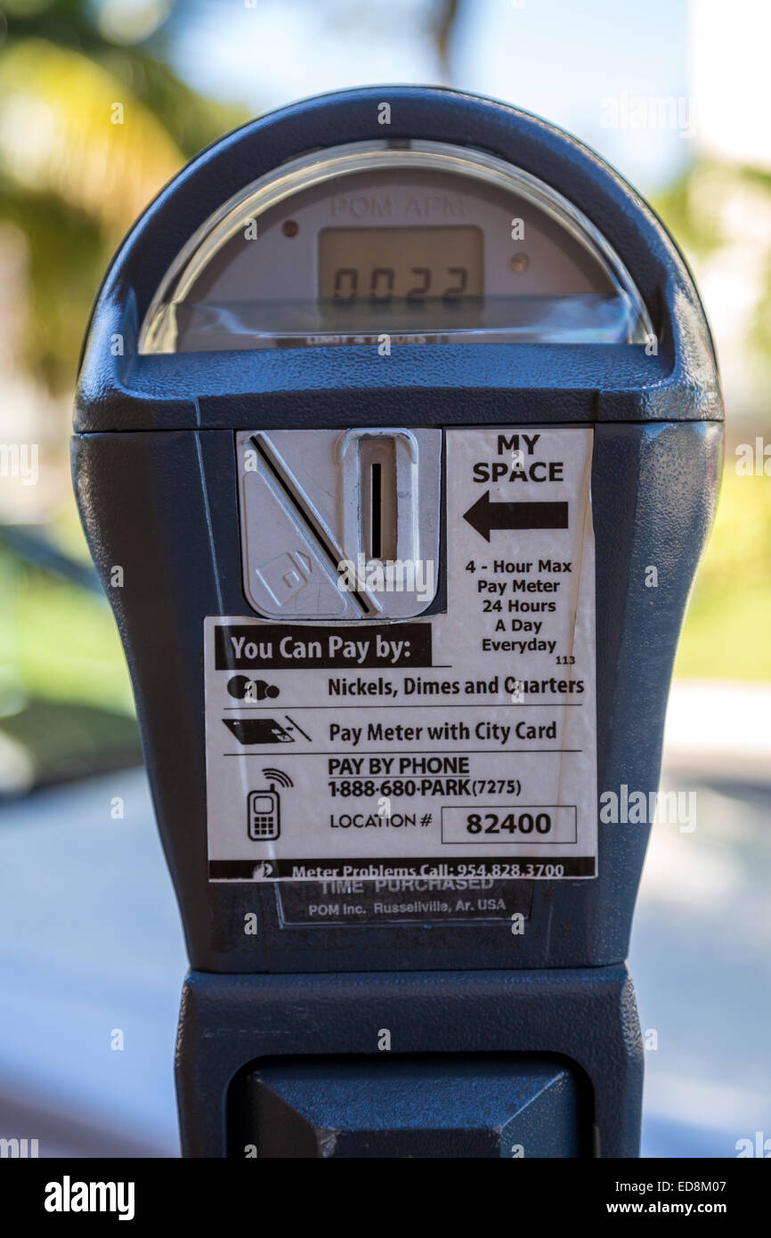 Ft. Lauderdale, en Floride. Parking Meter capable d'accepter le paiement par monnaie, carte de crédit, ou par téléphone. Banque D'Images