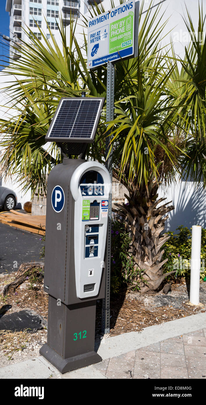 Ft. Lauderdale, en Floride. Parking Meter à énergie solaire capable d'accepter le paiement par monnaie, carte de crédit, ou par téléphone. Banque D'Images