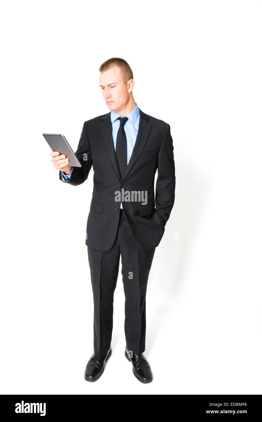 Young man wearing suit en utilisant appareil électronique, pas de l'uniforme militaire voir image EDMF6, EDMF4, ou d'EDMF3 pour d'autres costumes Banque D'Images