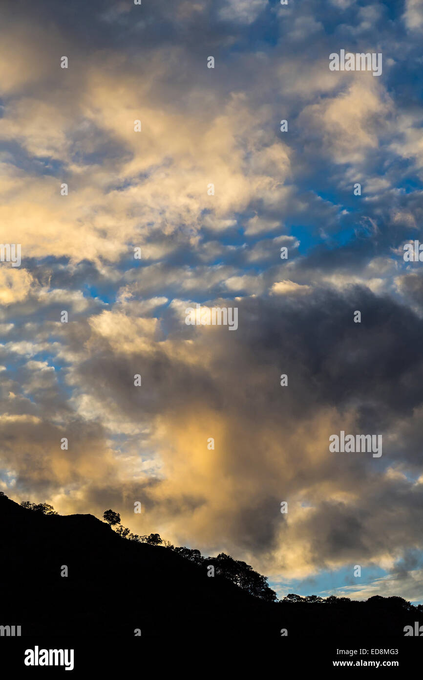 Nuages au crépuscule sur la ville, bordée d'Llanberis, au nord du Pays de Galles, Royaume-Uni Banque D'Images