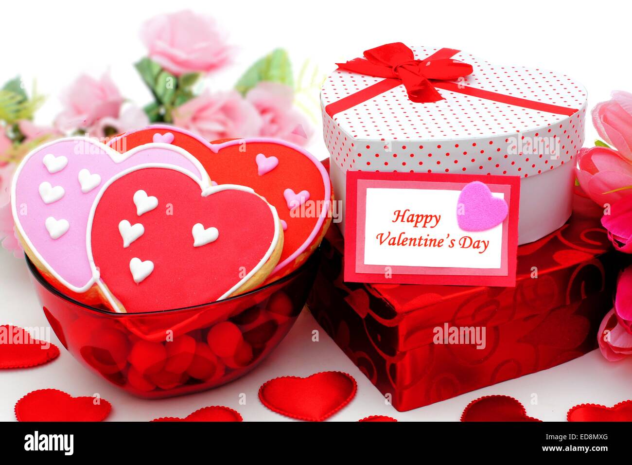 Happy Valentines Day card avec cadeaux et bol de cookies Banque D'Images