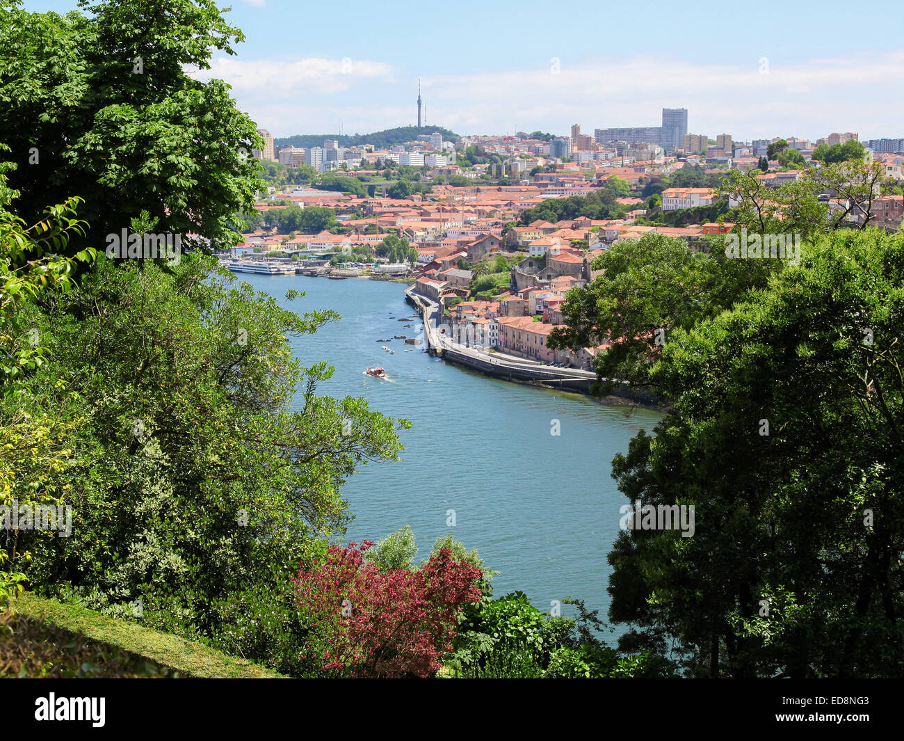 Vue sur le centre de Porto par le fleuve Douro au Portugal. Banque D'Images