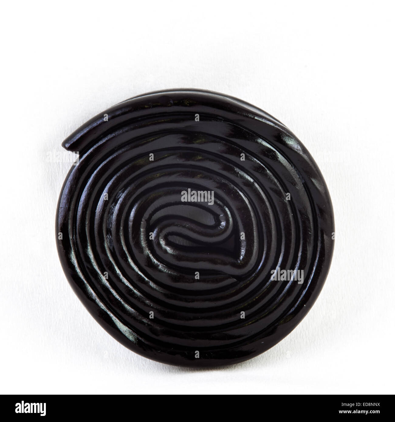 Réglisse roulé. Isolé sur fond blanc Banque D'Images