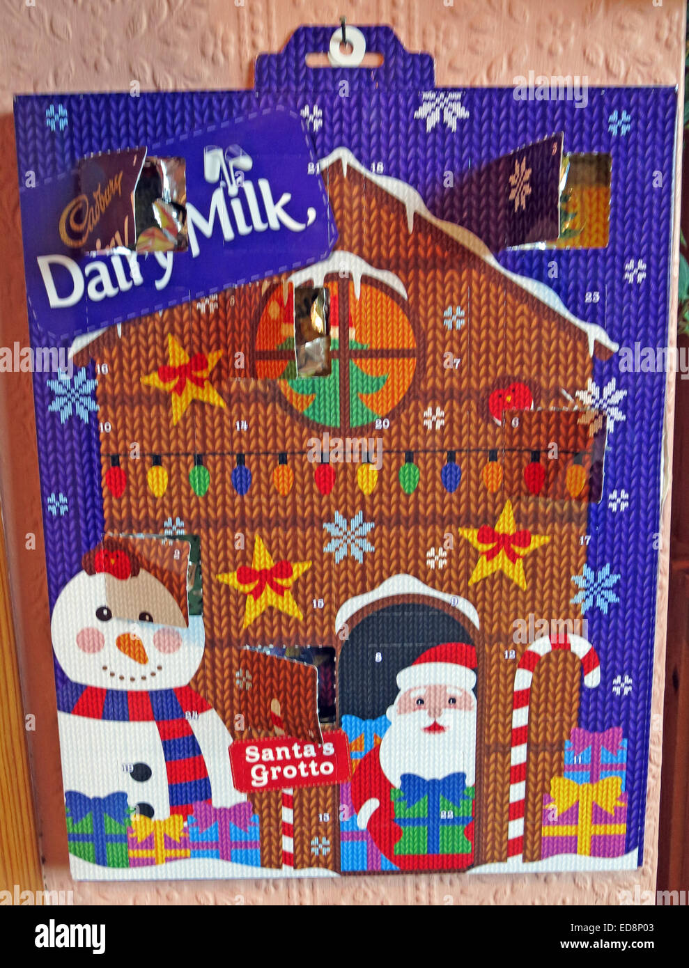 Cadbury Dairy Milk Chocolate Avent Calender en décembre, Noël, avec une fenêtre ouverte Banque D'Images
