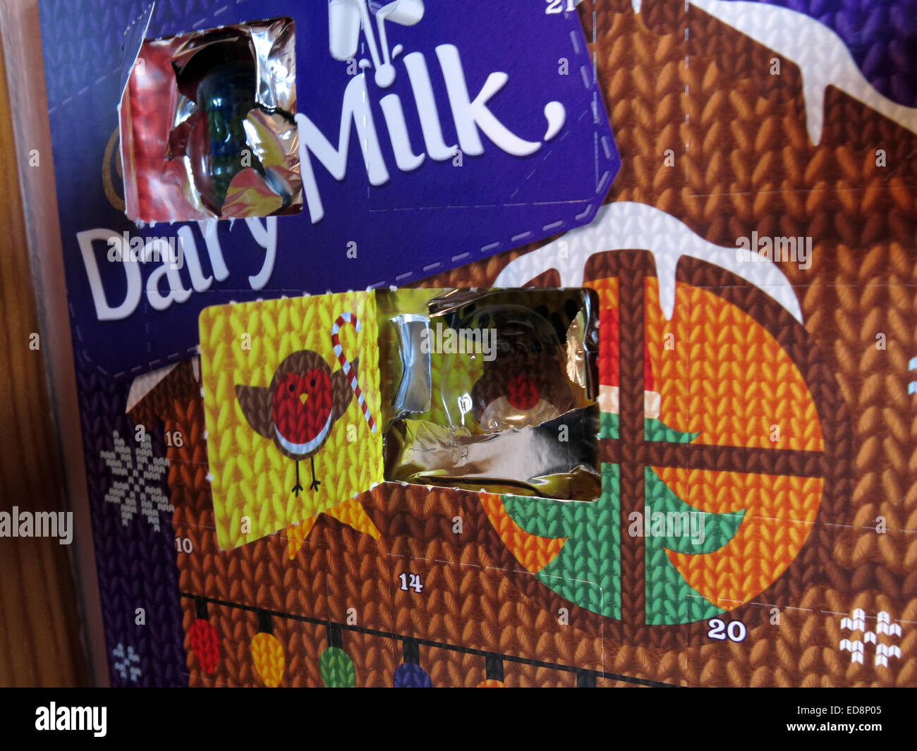 Cadbury Dairy Milk Chocolate Avent Calender en décembre, Noël, avec une fenêtre ouverte Banque D'Images