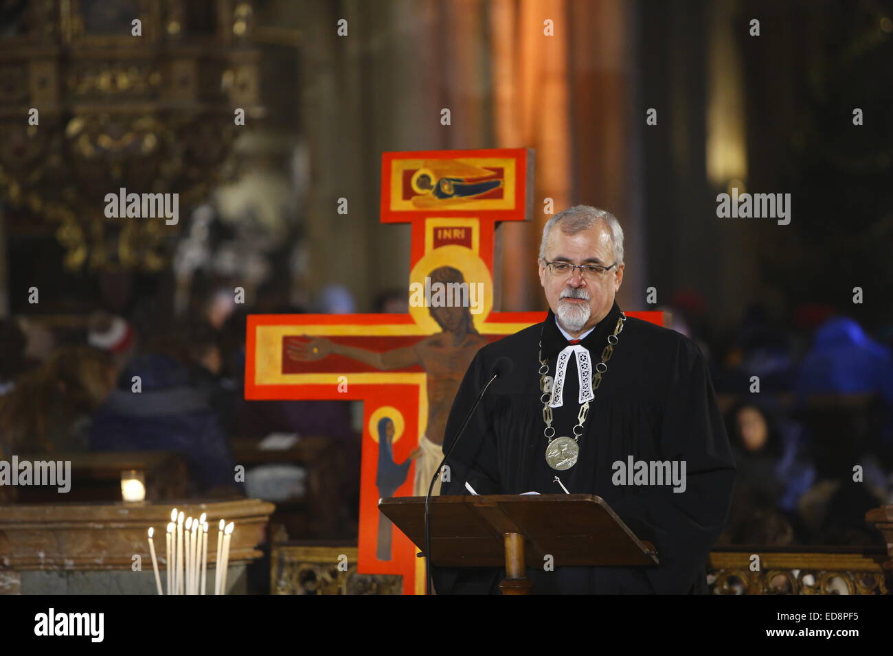 Prague, République tchèque. 1er décembre 2015. Joel Ruml, Senior Synodal (modérateur) de l'Eglise évangélique des Frères tchèques, prie à la prière du soir. La dernière journée de la réunion des jeunes de Taizé européen de 2014 qui a eu lieu sous la devise "Pèlerinage de confiance sur la terre" s'est terminée par un grand service de prière oecuménique dans la cathédrale Saint-Guy de Prague et w suivie par de nombreux dirigeants de l'Eglise tchèque. Crédit : Michael Debets/Alamy Live News Banque D'Images Prague, République tchèque. 1er décembre 2015. Joel Ruml, Senior Synodal (modérateur) de l'Eglise évangélique des Frères tchèques, prie à la prière du soir. La dernière journée de la réunion des jeunes de Taizé européen de 2014 qui a eu lieu sous la devise "Pèlerinage de confiance sur la terre" s'est terminée par un grand service de prière oecuménique dans la cathédrale Saint-Guy de Prague et w suivie par de nombreux dirigeants de l'Eglise tchèque. Crédit : Michael Debets/Alamy Live News Banque D'Images