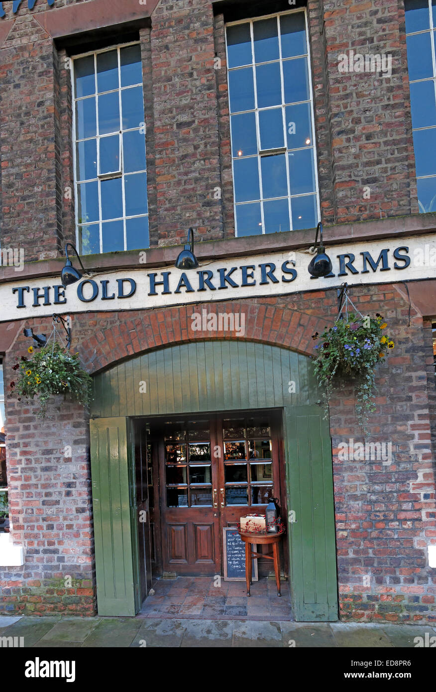 The Old Harkers Arms, la chaîne de pubs Brun et Price, Canalside, Chester City, Angleterre, Royaume-Uni Banque D'Images