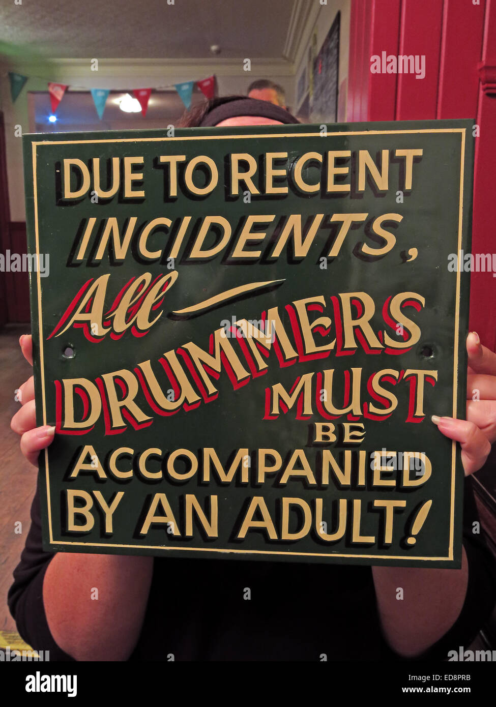 Signe - en raison d'incidents récents, tous les Drummers doivent être accompagnés d'un adulte! Banque D'Images