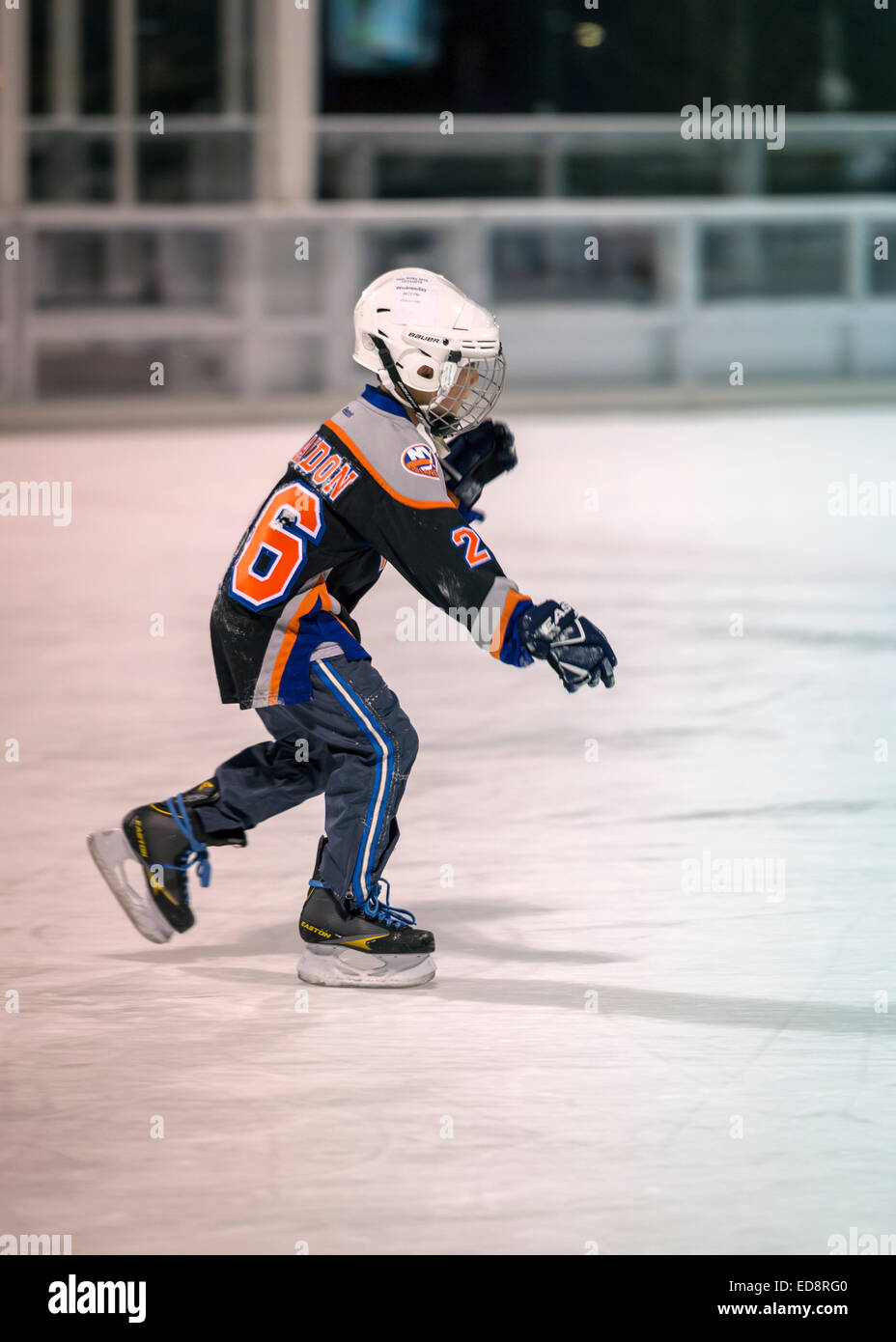 East Meadow, New York, USA. Le 31 décembre 2014. Un jeune garçon portant une nouvelle York insulaire de hockey sur glace de style shirt, patins à glace avant le 5K la veille du Nouvel An à bord d'appuyer le Conseil de l'île sur l'alcoolisme et la toxicomanie (LICADD) au centre de la glace Twin Rinks à Eisenhower Park à Long Island. Un Skatin' New Year's Eve événement a commencé heures plus tôt et une Soirée du Nouvel An, ouverte aux coureurs, la famille et les amis a continué jusqu'à 2 h 30 Photo : Ann E Parry/Alamy Live News Banque D'Images