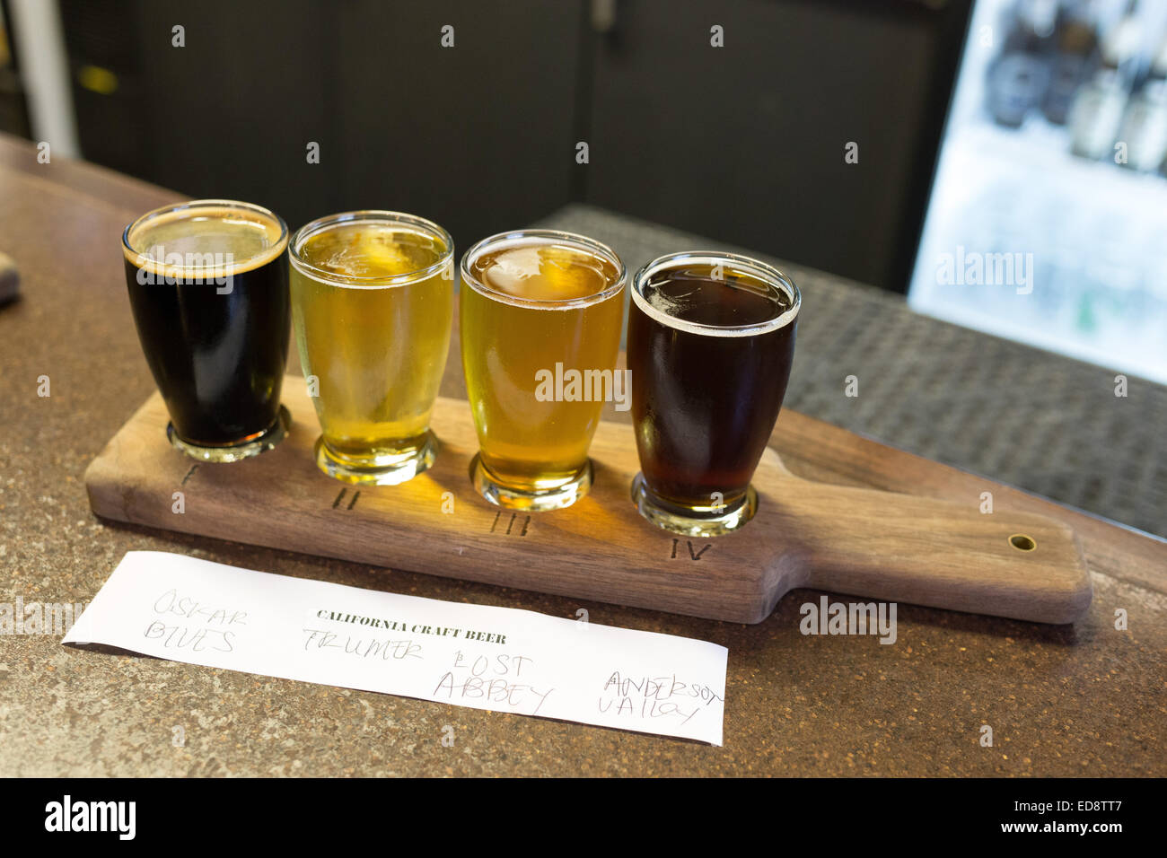 Bières artisanales de vol à une micro brasserie. Banque D'Images