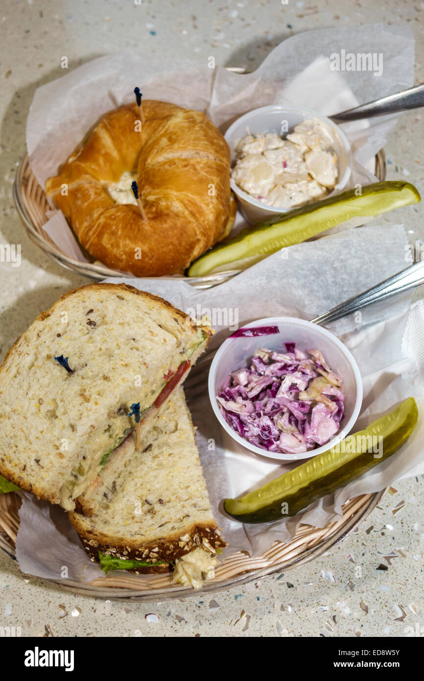 Illinois Bloomington, Kelly's Bakery & Cafe, café, restaurant restaurants cuisine repas café, nourriture, sandwich, croissant, pickle, coleslaw, IL140909 Banque D'Images