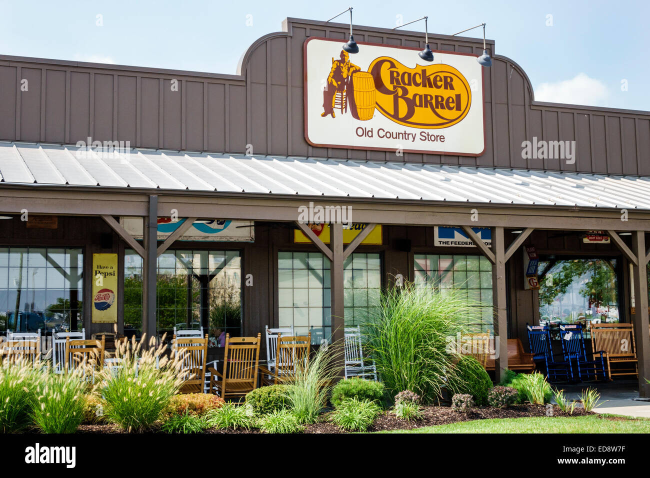 Illinois Troy, Cracker Barrel Restaurant & Old Country Store, chaîne américaine, extérieur, entrée, logo de la société, marque, porche, chaise à bascule, IL140910005 Banque D'Images