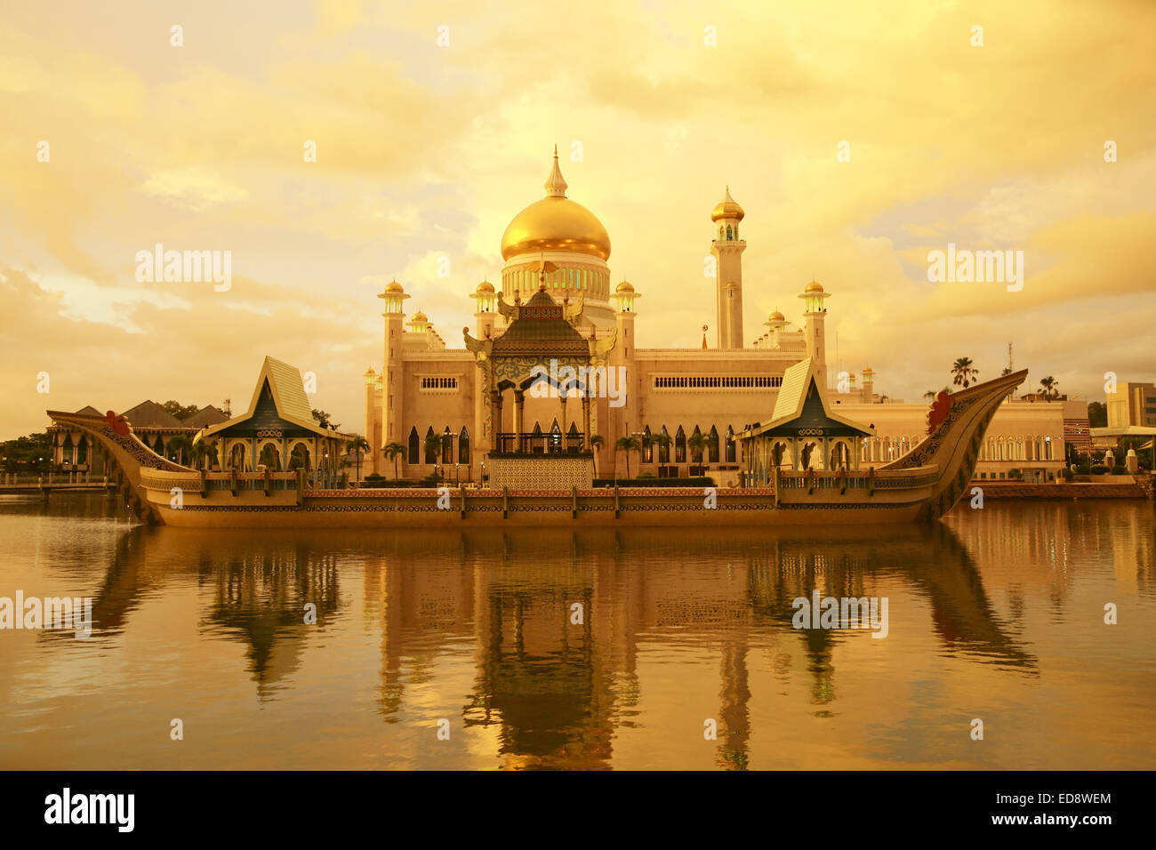 Coucher du soleil sur le sultan Omar Ali Saifuddien Mosque, une mosquée islamique situé à Bandar Seri Begawan, Brunei. Banque D'Images