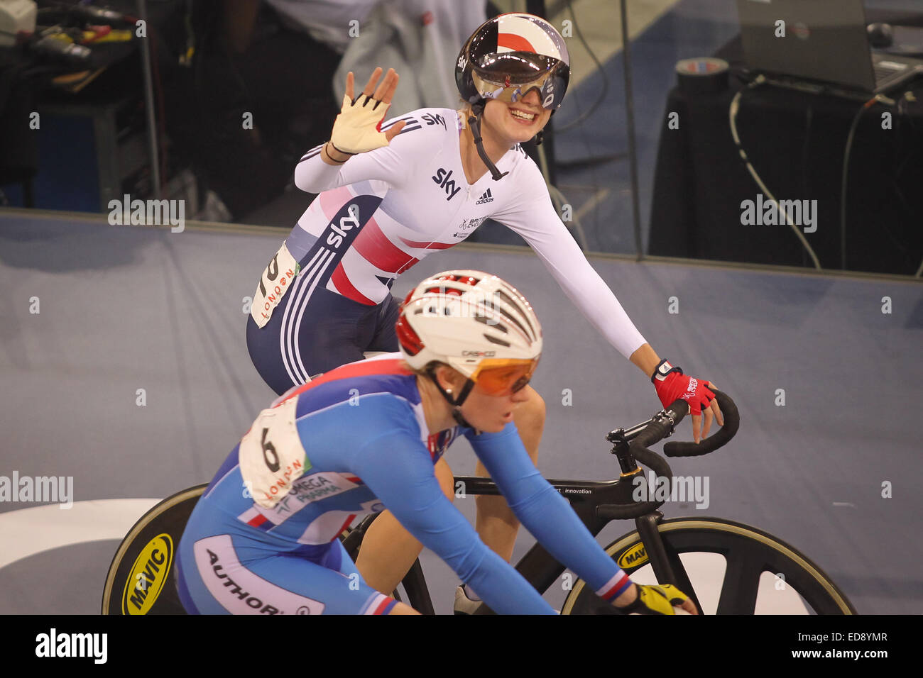 Elinor Barker vagues après prétendant troisième chez les femmes de la course aux points au cours de la deuxième journée de la Coupe du Monde de Cyclisme sur piste à la Lee Valley Velopark de Stratford, Londres. Décembre 6th, 2014. Robbie Stephenson / Images téléobjectif Banque D'Images