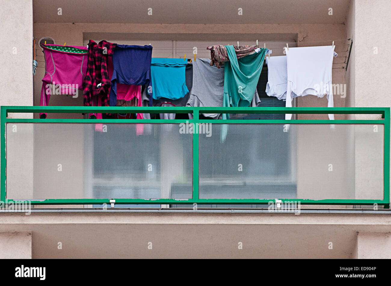 Balcon d'un immeuble avec appartements populaires, pendaison de blanchisserie pour sécher Banque D'Images