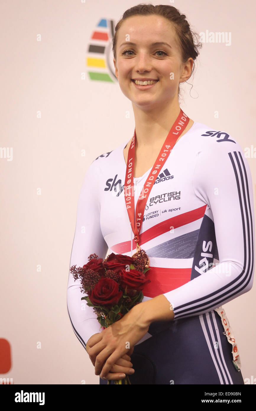 Elinor Barker reçoit sa médaille de bronze pour le troisième à venir chez les femmes de la course aux points au cours de la deuxième journée de la Coupe du Monde de Cyclisme sur piste à la Lee Valley Velopark de Stratford, Londres. Décembre 6th, 2014. Robbie Stephenson / Images téléobjectif Banque D'Images