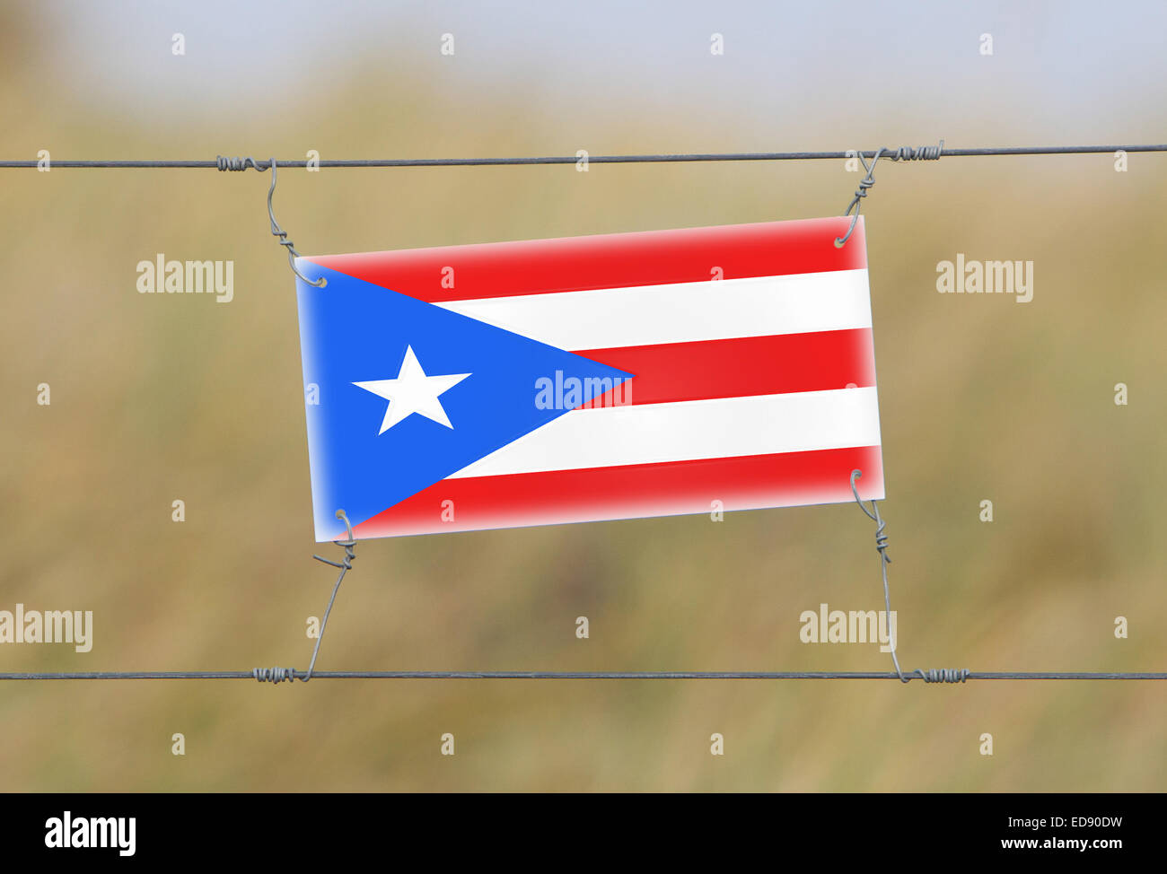 Frontière - vieux signe plastique avec un drapeau - Porto Rico Banque D'Images