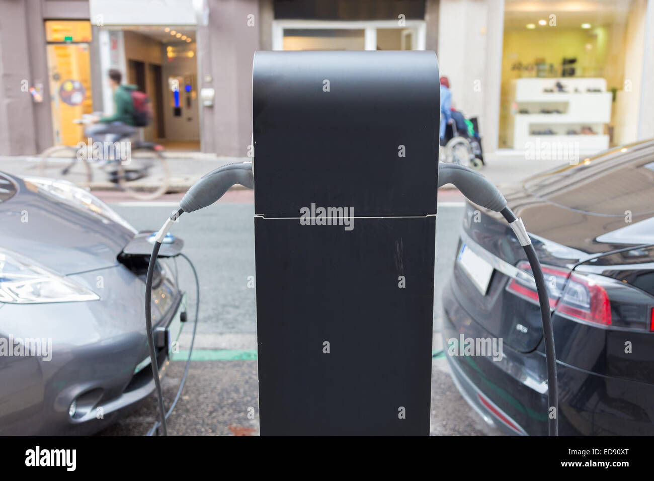 Voiture électrique dans la station de charge. Banque D'Images