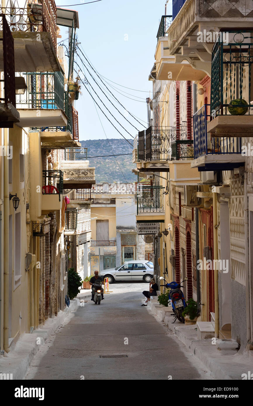 Une scène de rue dans le village de Pyrgi, Grèce, surplombée d'un balcon Banque D'Images