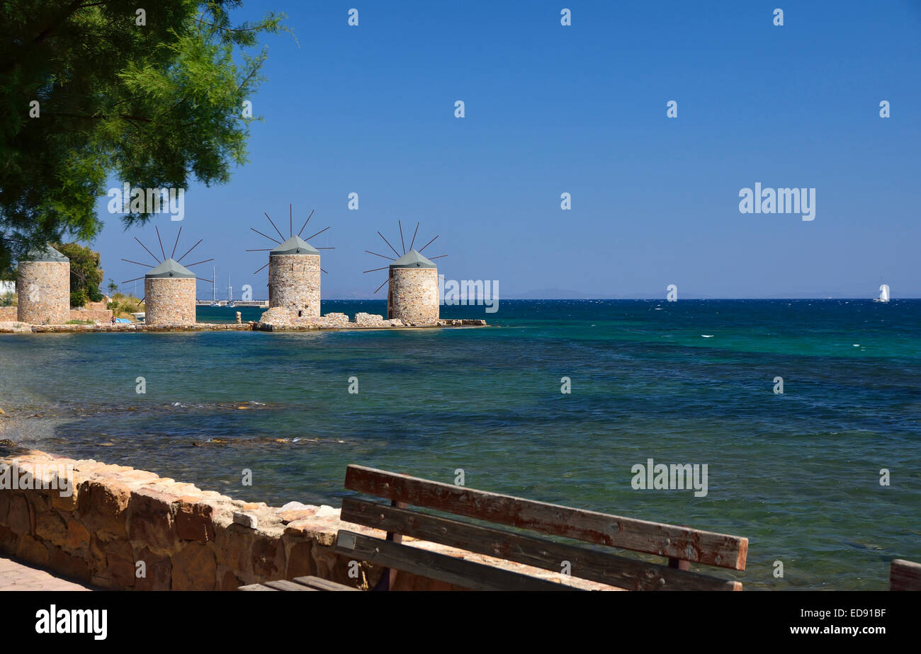 Moulins à vent classique sur l'île grecque de Chios Banque D'Images