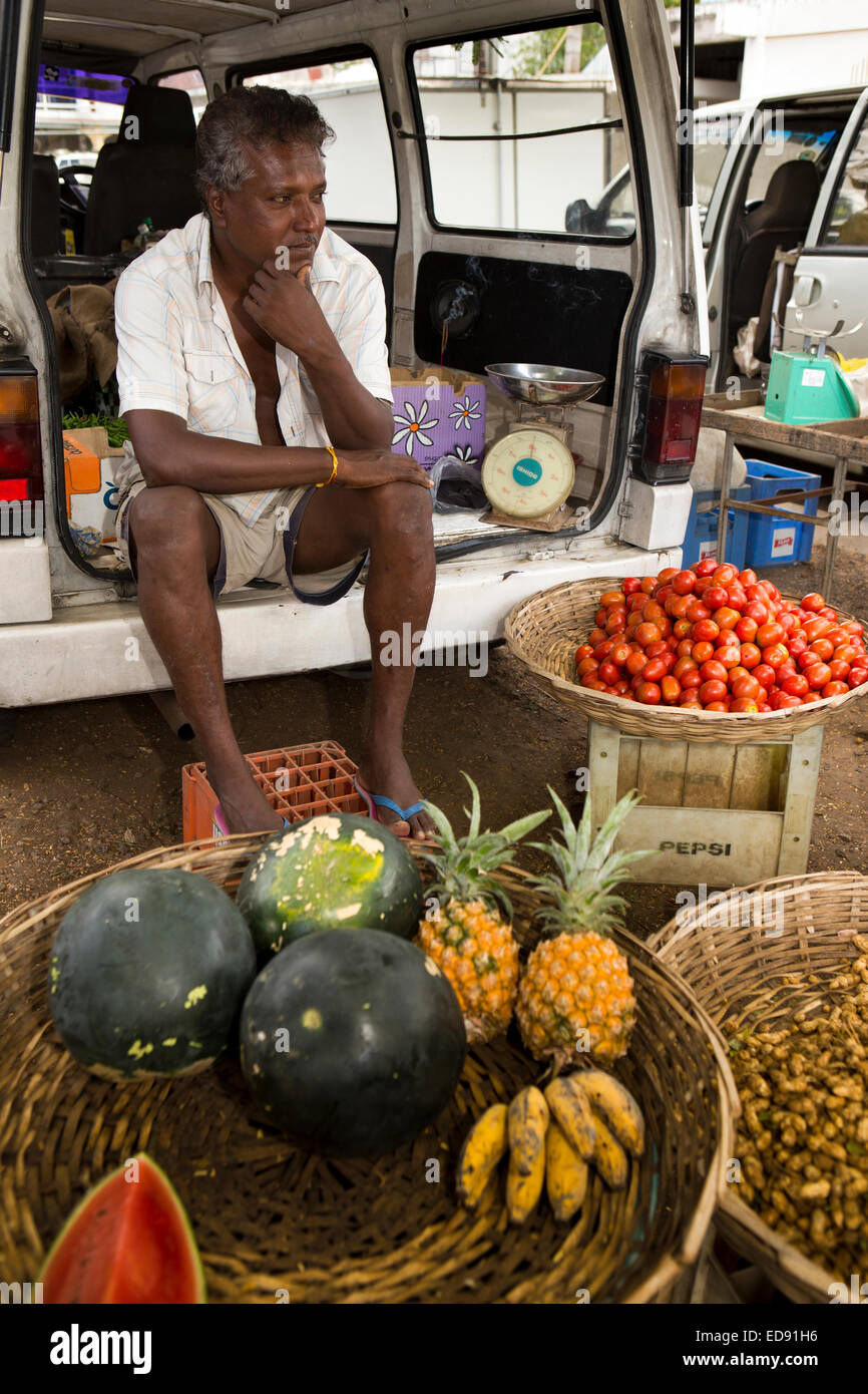 L'Ile Maurice, Tamarin, marché, vente de légumes l'homme assis à l'arrière du van Banque D'Images